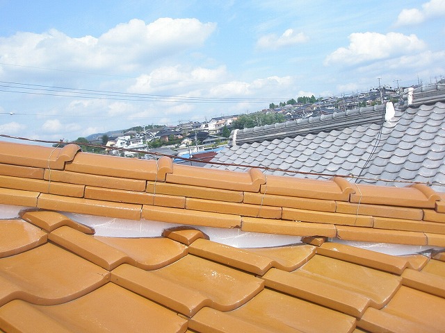 新しい漆喰を詰めた棟の下